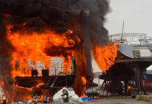 INGLATERRA – UN INCENDIO DEVORA 2 YATES DE MÁS DE 30 M EN EL VARADERO DE PORTSMOUTH (VIDEOS)