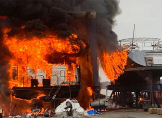 INGLATERRA – UN INCENDIO DEVORA 2 YATES DE MÁS DE 30 M EN EL VARADERO DE PORTSMOUTH (VIDEOS)