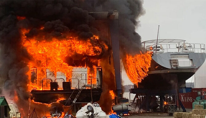 INGLATERRA – UN INCENDIO DEVORA 2 YATES DE MÁS DE 30 M EN EL VARADERO DE PORTSMOUTH (VIDEOS)