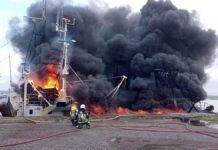 VORAZ INCENDIO EN SAN ANTONIO OESTE: LAS LLAMAS CONSUMIERON DOS BARCOS PESQUEROS