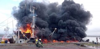 VORAZ INCENDIO EN SAN ANTONIO OESTE: LAS LLAMAS CONSUMIERON DOS BARCOS PESQUEROS