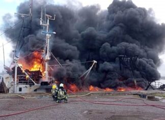 VORAZ INCENDIO EN SAN ANTONIO OESTE: LAS LLAMAS CONSUMIERON DOS BARCOS PESQUEROS