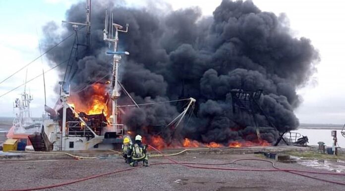 VORAZ INCENDIO EN SAN ANTONIO OESTE: LAS LLAMAS CONSUMIERON DOS BARCOS PESQUEROS