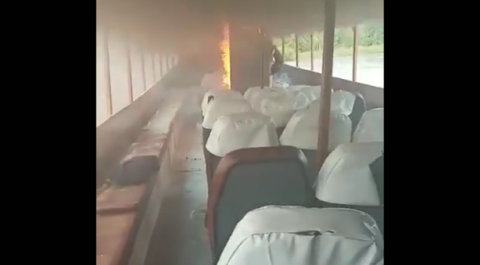 VIDEOS – SE INCENDIÓ UNA LANCHA COLECTIVA Y LOS PASAJEROS SE AUTO EVACUARON ARROJÁNDOSE AL RÍO