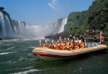 LA AVENTURA NÁUTICA, LA GRAN EXPERIENCIA A BORDO DE UNA EMBARCACIÓN IMPERDIBLE EN LAS CATARATAS
