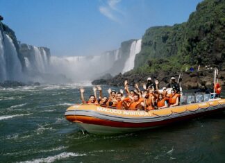 LA AVENTURA NÁUTICA, LA GRAN EXPERIENCIA A BORDO DE UNA EMBARCACIÓN IMPERDIBLE EN LAS CATARATAS