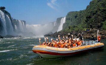 LA AVENTURA NÁUTICA, LA GRAN EXPERIENCIA A BORDO DE UNA EMBARCACIÓN IMPERDIBLE EN LAS CATARATAS