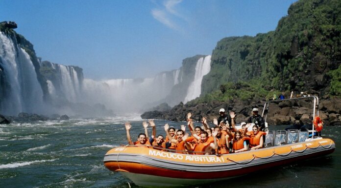 LA AVENTURA NÁUTICA, LA GRAN EXPERIENCIA A BORDO DE UNA EMBARCACIÓN IMPERDIBLE EN LAS CATARATAS