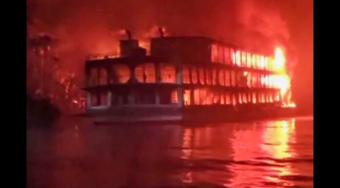 VIDEO – MUEREN AL MENOS 36 PERSONAS EN EL INCENDIO DE UN FERRY EN BANGLADESH