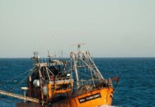 PREFECTURA RESCATA A 6 TRIPULANTES DE UN PESQUERO EN RAWSON TRAS VUELTA DE CAMPANA