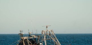 PREFECTURA RESCATA A 6 TRIPULANTES DE UN PESQUERO EN RAWSON TRAS VUELTA DE CAMPANA