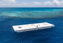 CREAN UNA CANCHA DE TENIS QUE FLOTA EN LOS ARRECIFES DE CORALES MÁS GRANDE DEL MUNDO