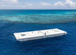 CREAN UNA CANCHA DE TENIS QUE FLOTA EN LOS ARRECIFES DE CORALES MÁS GRANDE DEL MUNDO
