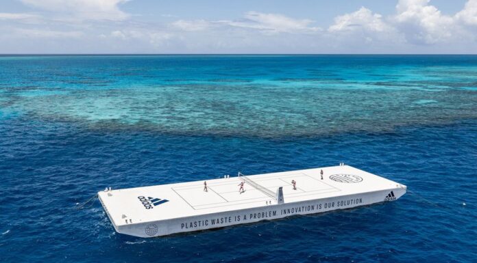 CREAN UNA CANCHA DE TENIS QUE FLOTA EN LOS ARRECIFES DE CORALES MÁS GRANDE DEL MUNDO