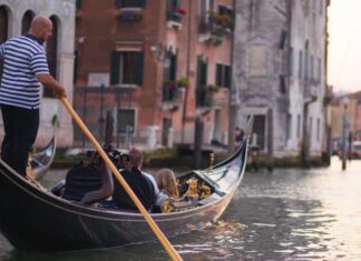 ASÍ ES LA GÓNDOLA FUTURISTA Y SOSTENIBLE QUE NAVEGARÍA POR VENECIA EN UNOS AÑOS