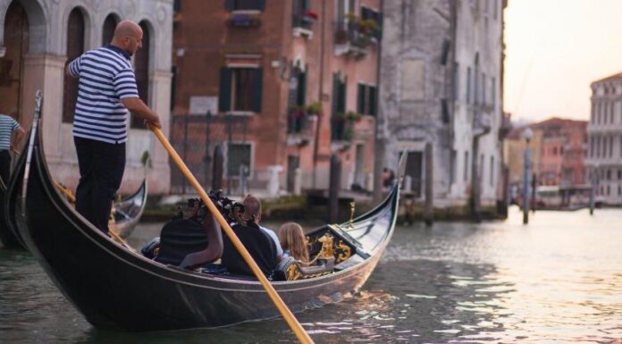 ASÍ ES LA GÓNDOLA FUTURISTA Y SOSTENIBLE QUE NAVEGARÍA POR VENECIA EN UNOS AÑOS