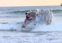 VIDEO – LOS REYES MAGOS SUFREN UN ACCIDENTE AL LLEGAR A OROPESA DEL MAR EN ESPAÑA: UNA OLA VUELCA SU LANCHA Y CAEN AL MAR