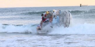 VIDEO – LOS REYES MAGOS SUFREN UN ACCIDENTE AL LLEGAR A OROPESA DEL MAR EN ESPAÑA: UNA OLA VUELCA SU LANCHA Y CAEN AL MAR