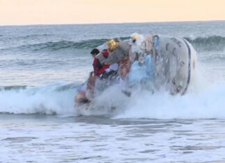 VIDEO – LOS REYES MAGOS SUFREN UN ACCIDENTE AL LLEGAR A OROPESA DEL MAR EN ESPAÑA: UNA OLA VUELCA SU LANCHA Y CAEN AL MAR