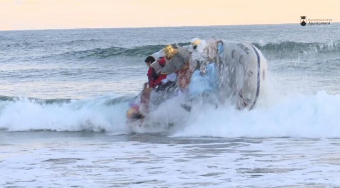 VIDEO – LOS REYES MAGOS SUFREN UN ACCIDENTE AL LLEGAR A OROPESA DEL MAR EN ESPAÑA: UNA OLA VUELCA SU LANCHA Y CAEN AL MAR