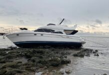 YATE ARGENTINO ENCALLA EN PUNTA BRAVA EN MONTEVIDEO MUY CERCA DE LA COSTA