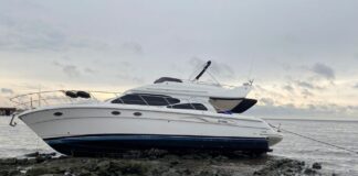 YATE ARGENTINO ENCALLA EN PUNTA BRAVA EN MONTEVIDEO MUY CERCA DE LA COSTA