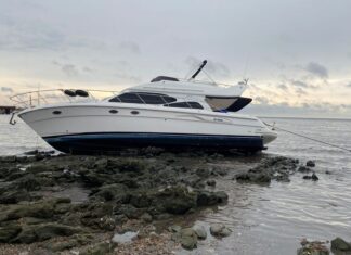 YATE ARGENTINO ENCALLA EN PUNTA BRAVA EN MONTEVIDEO MUY CERCA DE LA COSTA
