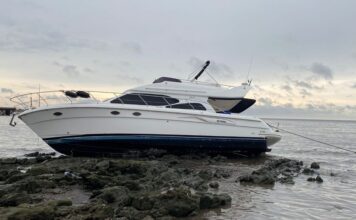 YATE ARGENTINO ENCALLA EN PUNTA BRAVA EN MONTEVIDEO MUY CERCA DE LA COSTA