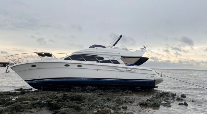 YATE ARGENTINO ENCALLA EN PUNTA BRAVA EN MONTEVIDEO MUY CERCA DE LA COSTA