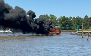 VIDEOS – SE INCENDIÓ TOTALMENTE UN PAGLIETTINI 850 MIENTRAS HACÍA COMBUSTIBLE EN PUERTO CHICO