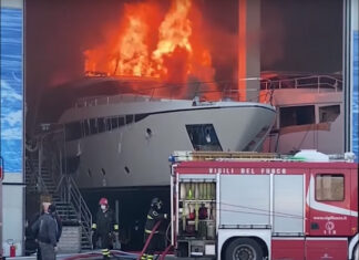 ITALIA – INCENDIO EN EL ASTILLERO FERRETTi EN CATTOLICA: UN YATE DE 29 METROS LISTO PARA ENTREGAR FUE CONSUMIDO POR LAS LLAMAS (VIDEO)