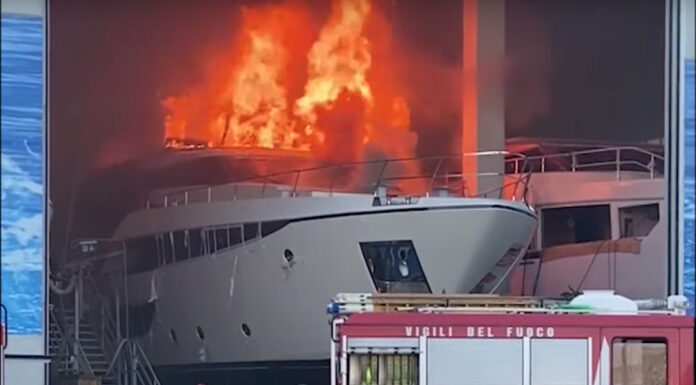 ITALIA – INCENDIO EN EL ASTILLERO FERRETTi EN CATTOLICA: UN YATE DE 29 METROS LISTO PARA ENTREGAR FUE CONSUMIDO POR LAS LLAMAS (VIDEO)