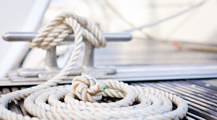 AMARRAR SIN ESTRÉS, CONSEJOS PARA LAS MANIOBRAS CORRECTAS Y NO TERMINAR MANDANDO A TODOS AL “DEMONIO”