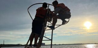 REALIZAN EL CAMBIO DE LUMINARIAS PARA EL BALIZAMIENTO DEL RÍO URUGUAY