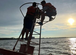 REALIZAN EL CAMBIO DE LUMINARIAS PARA EL BALIZAMIENTO DEL RÍO URUGUAY