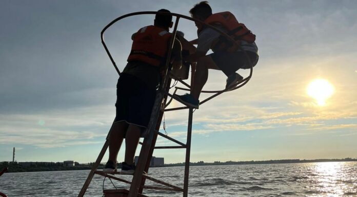 REALIZAN EL CAMBIO DE LUMINARIAS PARA EL BALIZAMIENTO DEL RÍO URUGUAY