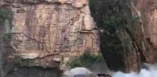 VIDEOS – IMPACTANTE DERRUMBE DE UN BARRANCO SOBRE UNAS LANCHAS CON TURISTAS CAUSA UNA TRAGEDIA EN BRASIL