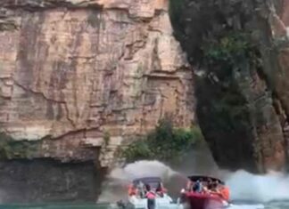 VIDEOS – IMPACTANTE DERRUMBE DE UN BARRANCO SOBRE UNAS LANCHAS CON TURISTAS CAUSA UNA TRAGEDIA EN BRASIL