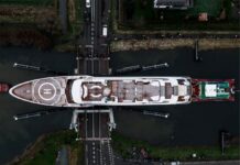 VIDEO – LAS INCREÍBLES IMÁGENES DE UN YATE DE 80 METROS CRUZANDO LOS CANALES DE LOS PAÍSES BAJOS