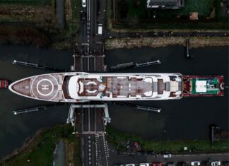 VIDEO – LAS INCREÍBLES IMÁGENES DE UN YATE DE 80 METROS CRUZANDO LOS CANALES DE LOS PAÍSES BAJOS