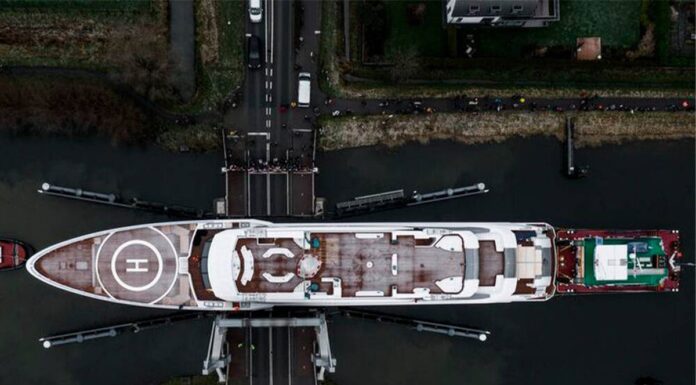 VIDEO – LAS INCREÍBLES IMÁGENES DE UN YATE DE 80 METROS CRUZANDO LOS CANALES DE LOS PAÍSES BAJOS