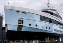 ITALIA – ACCIDENTE EN MARINA DI CARRARA: MEGAYATE CHOCA CONTRA UN DIQUE FLOTANTE (VIDEO)