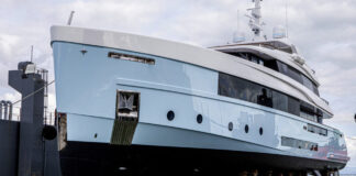 ITALIA – ACCIDENTE EN MARINA DI CARRARA: MEGAYATE CHOCA CONTRA UN DIQUE FLOTANTE (VIDEO)