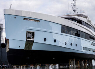 ITALIA – ACCIDENTE EN MARINA DI CARRARA: MEGAYATE CHOCA CONTRA UN DIQUE FLOTANTE (VIDEO)