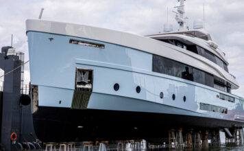 ITALIA – ACCIDENTE EN MARINA DI CARRARA: MEGAYATE CHOCA CONTRA UN DIQUE FLOTANTE (VIDEO)