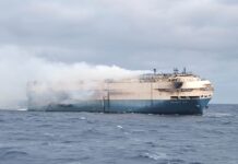 EL FELICITY ACE CONTINUA ARDIENDO EN EL MAR: LAS BATERIAS DE IONES DE LITIO DE LOS AUTOS SIGUEN PRENDIDAS