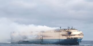 EL FELICITY ACE CONTINUA ARDIENDO EN EL MAR: LAS BATERIAS DE IONES DE LITIO DE LOS AUTOS SIGUEN PRENDIDAS