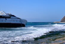 ESPAÑA – EL OCASO DEL NEVEEN, EL YATE DEL JET SET DE MARBELLA ENCALLÒ HACE UNA SEMANA Y NADIE LO RECLAMA