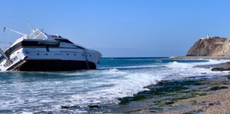 ESPAÑA – EL OCASO DEL NEVEEN, EL YATE DEL JET SET DE MARBELLA ENCALLÒ HACE UNA SEMANA Y NADIE LO RECLAMA