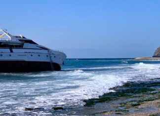 ESPAÑA – EL OCASO DEL NEVEEN, EL YATE DEL JET SET DE MARBELLA ENCALLÒ HACE UNA SEMANA Y NADIE LO RECLAMA